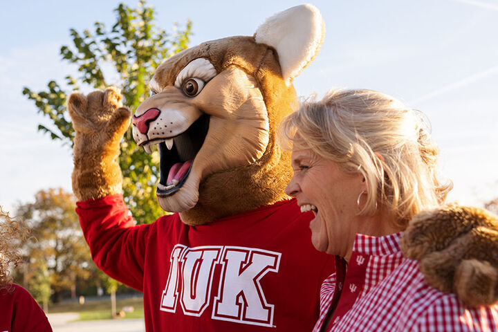 IU Kokomo mascot posing with a fan.